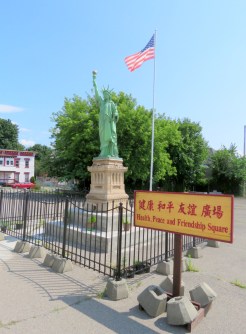 AmsterdamLadyStatue2-001